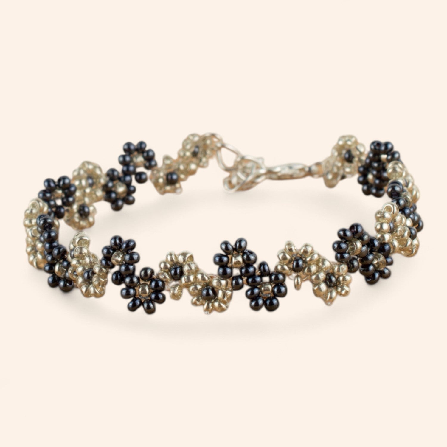 Bracelet Fleurs perles rocailles argentés et bleu métallisé  Bracelet Jethyka