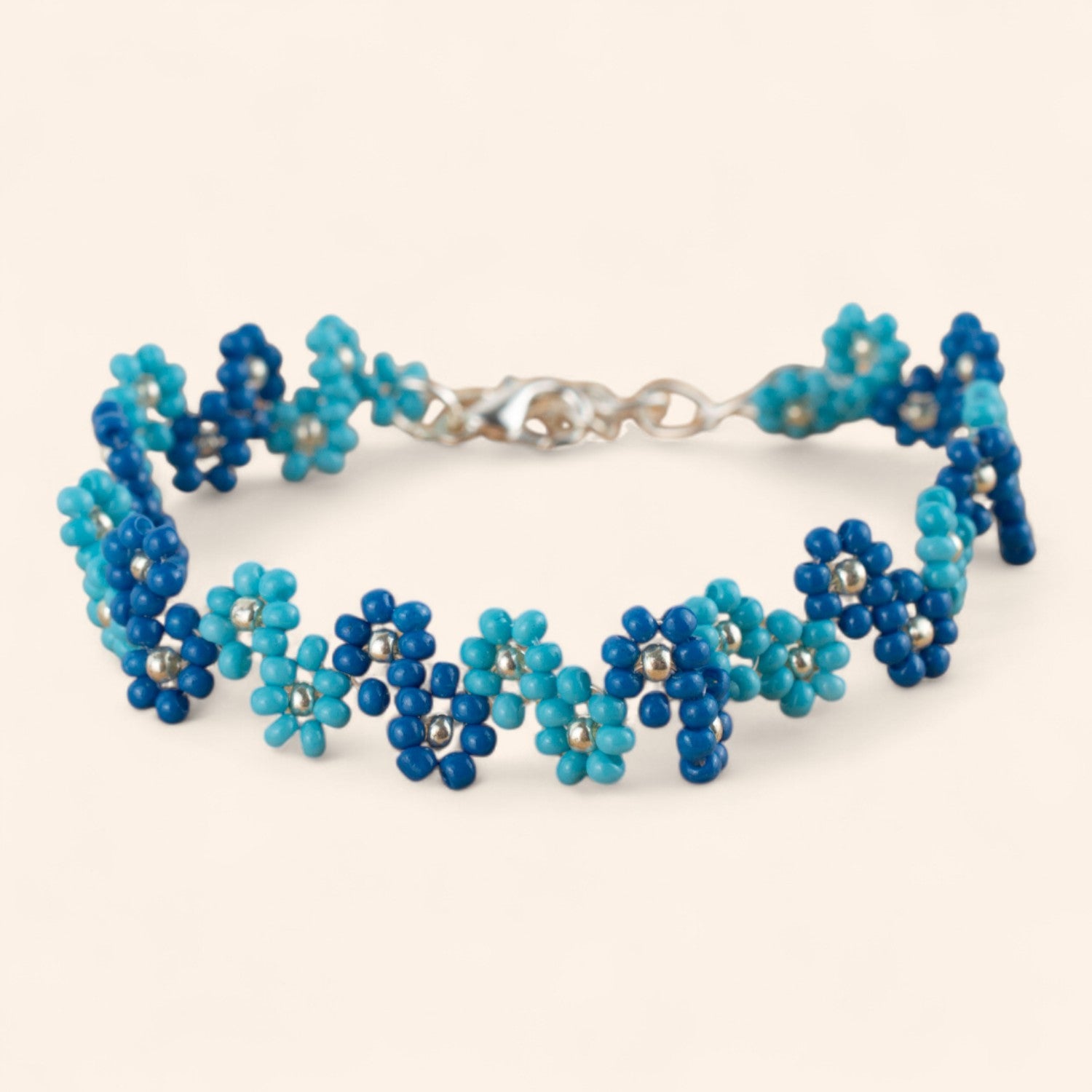 Bracelet Fleurs Bleu Ciel et Bleu Foncé en Perles de Rocailles  Bracelet Jethyka