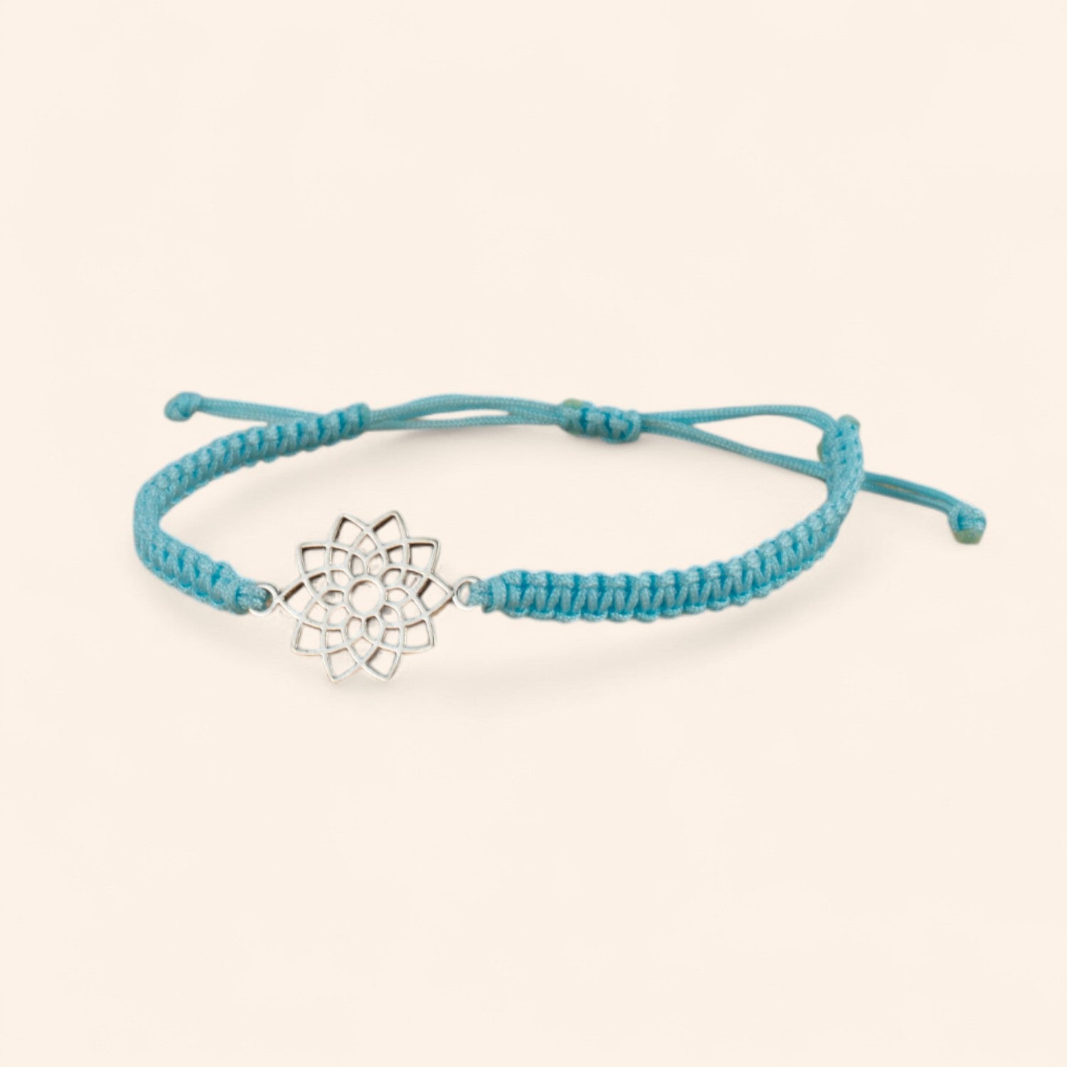 Bracelet macramé bleu avec fleur rosace argentée  Bracelet Jethyka