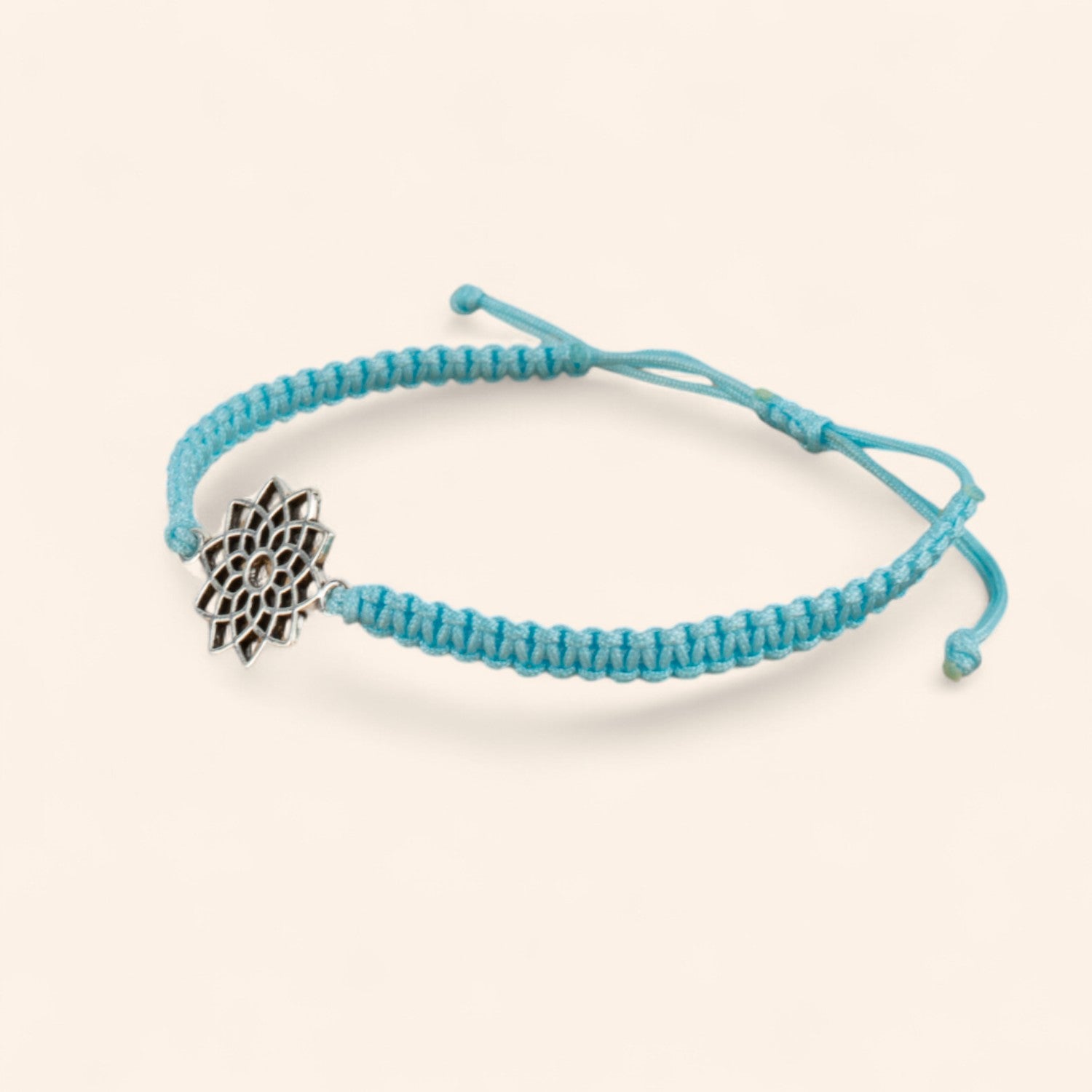 Bracelet macramé bleu avec fleur rosace argentée  Bracelet Jethyka