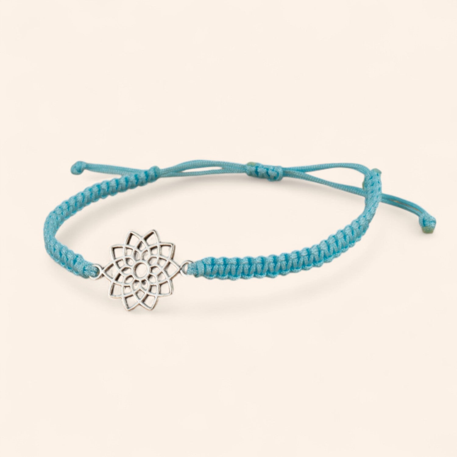 Bracelet macramé bleu avec fleur rosace argentée  Bracelet Jethyka