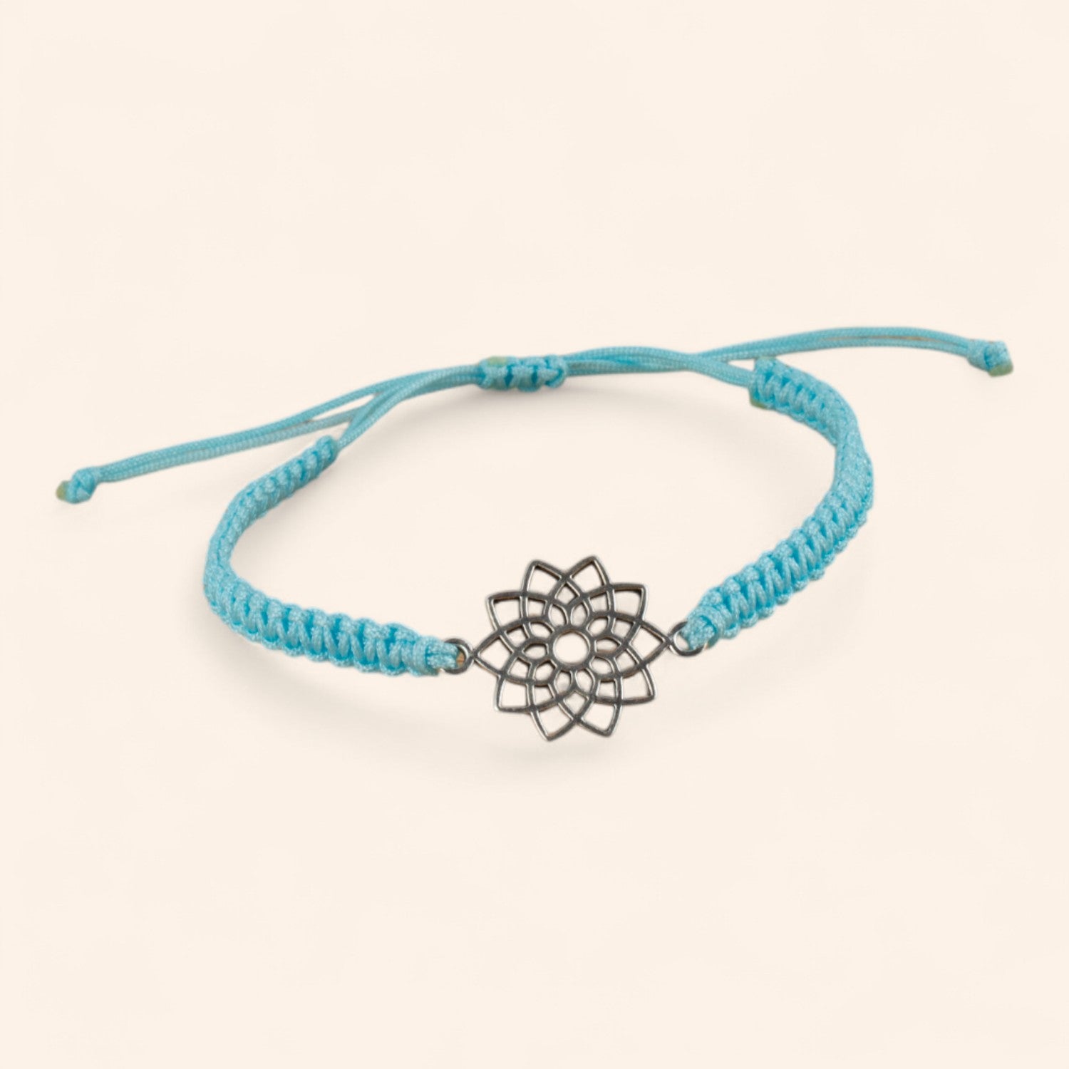 Bracelet macramé bleu avec fleur rosace argentée  Bracelet Jethyka