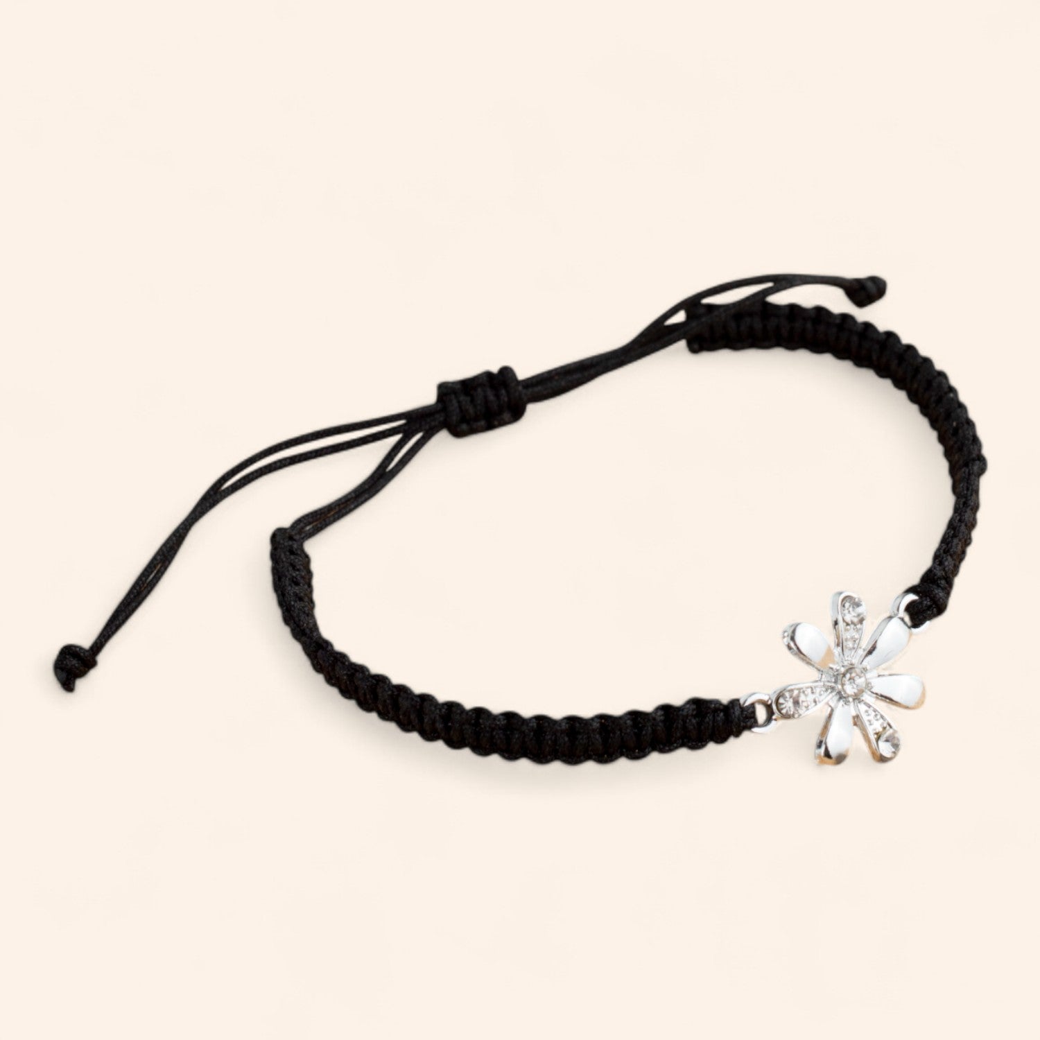 Bracelet macramé noir et Fleur argentée avec Strass  Bracelet Jethyka
