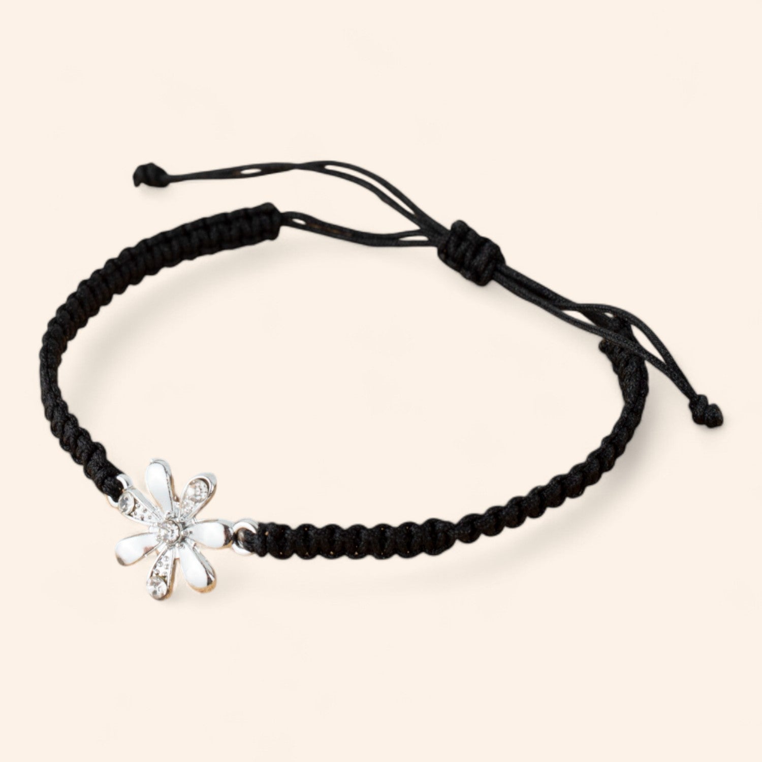 Bracelet macramé noir et Fleur argentée avec Strass  Bracelet Jethyka