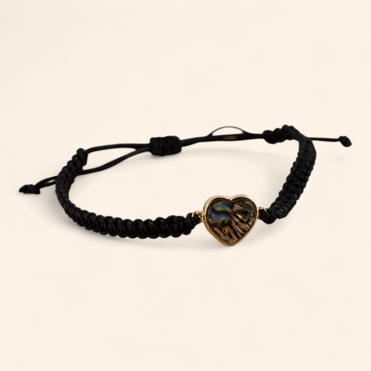 Bracelet Cœur en Ormeaux et Macramé Noir  Bracelet Jethyka