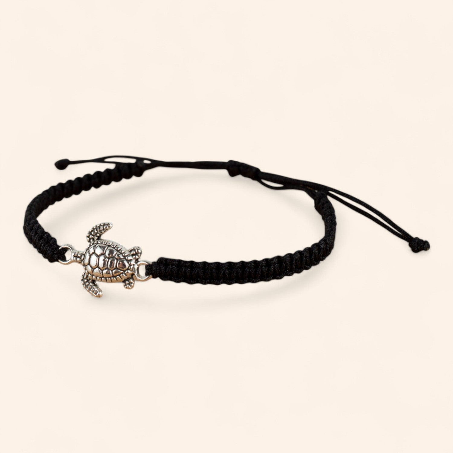 Bracelet tortue argentée et macramé noir – Bijou réglable tendance et porte-bonheur  Bracelet Jethyka