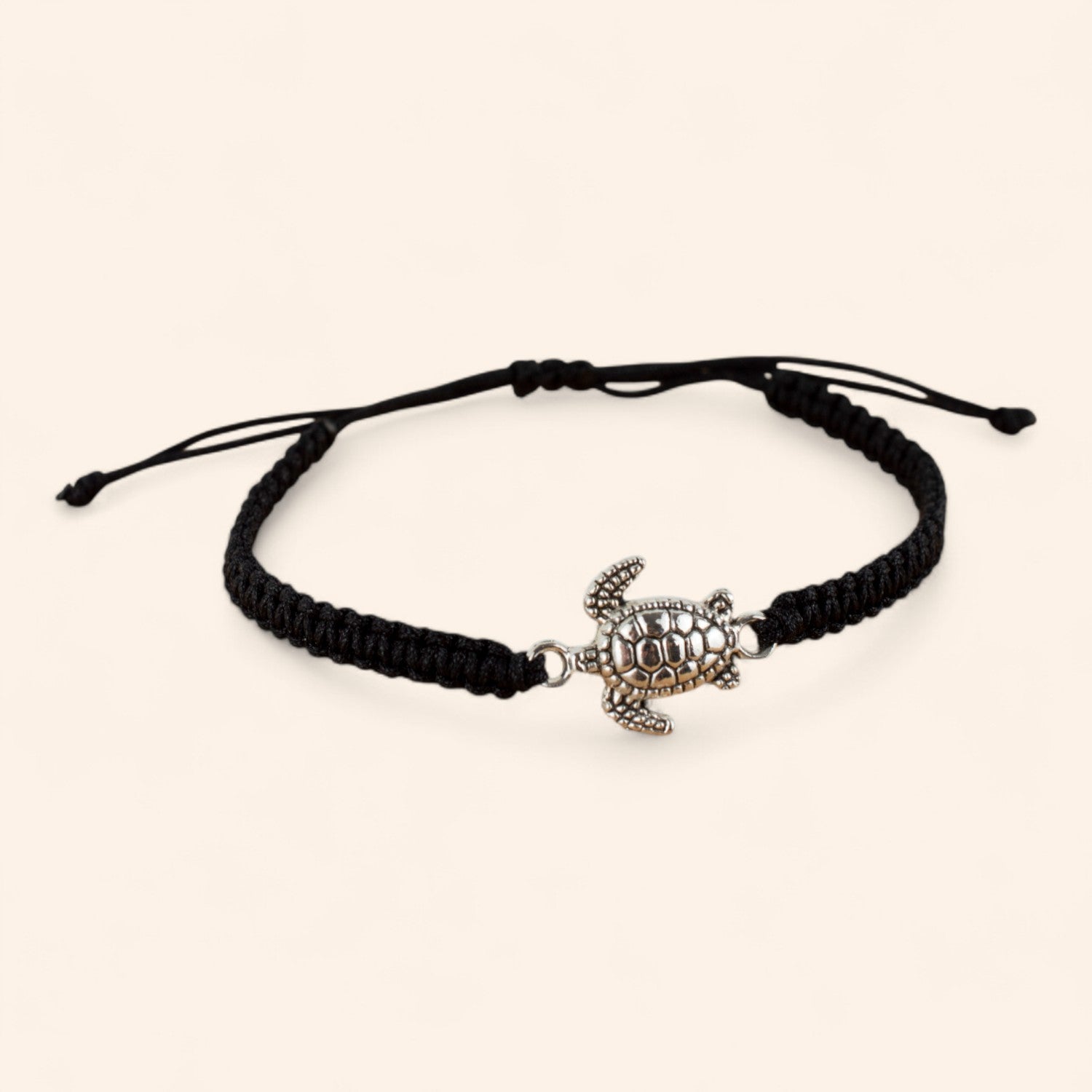 Bracelet tortue argentée et macramé noir – Bijou réglable tendance et porte-bonheur  Bracelet Jethyka
