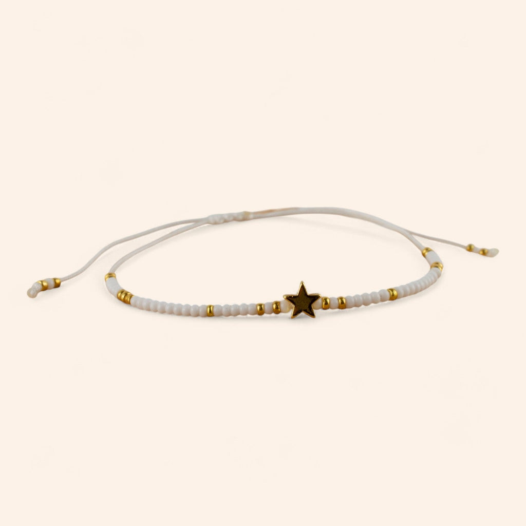 Bracelet en perles rocailles blanches et dorées avec perle étoile en métal doré  Bracelet Jethyka