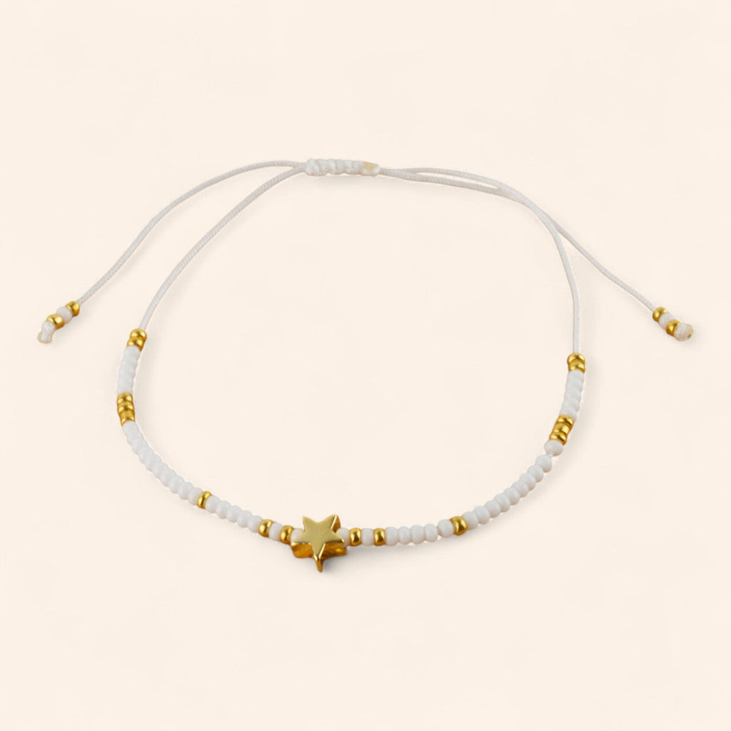 Bracelet en perles rocailles blanches et dorées avec perle étoile en métal doré  Bracelet Jethyka