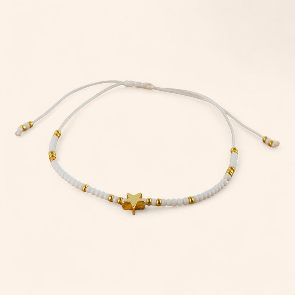 Bracelet en perles rocailles blanches et dorées avec perle étoile en métal doré  Bracelet Jethyka
