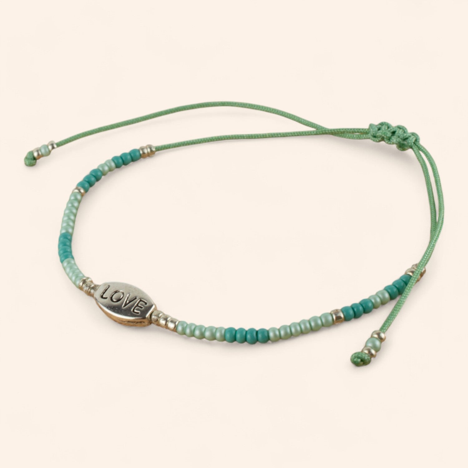 Bracelet perles rocailles vertes et insigne Love en métal argenté  Bracelet Jethyka