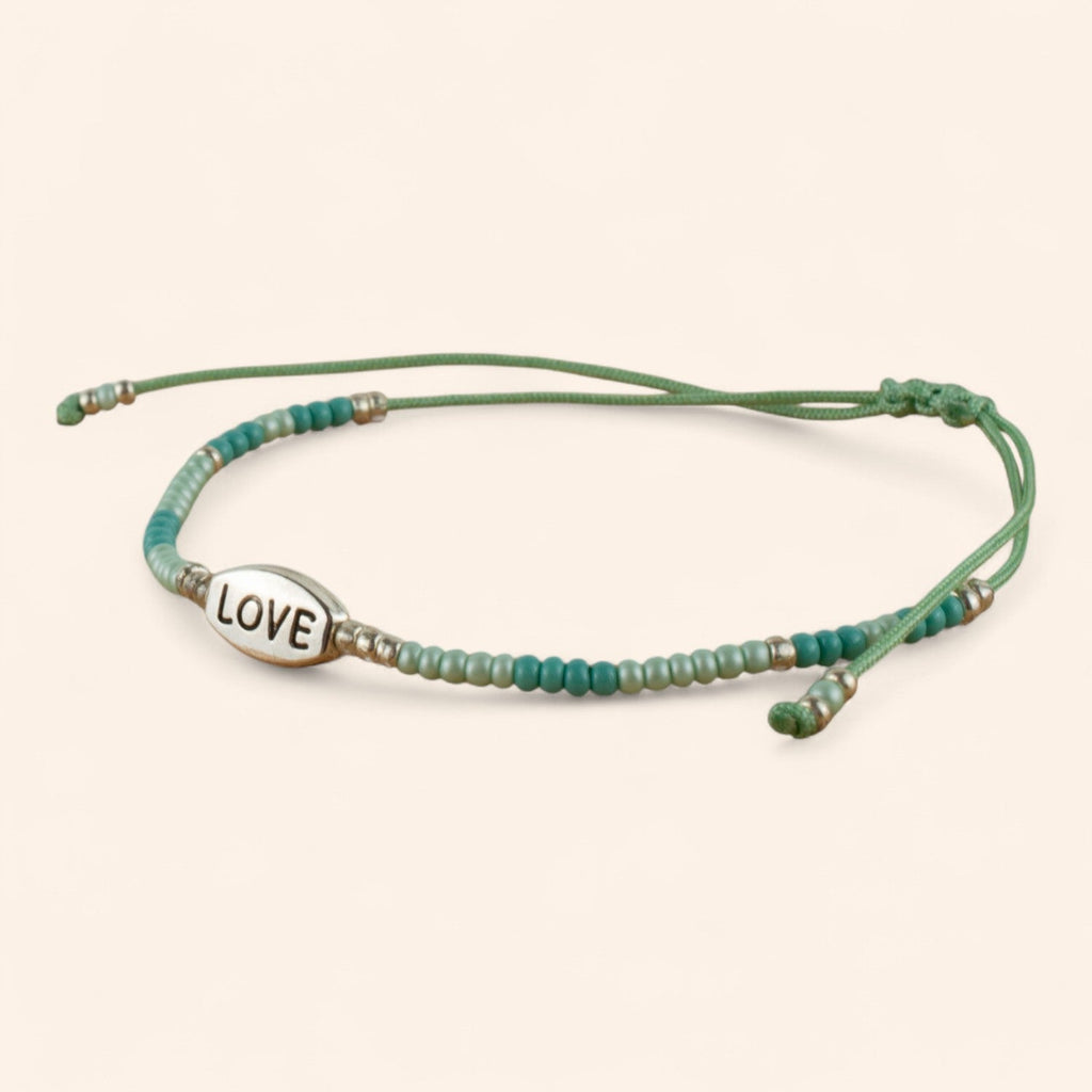 Bracelet perles rocailles vertes et insigne Love en métal argenté  Bracelet Jethyka