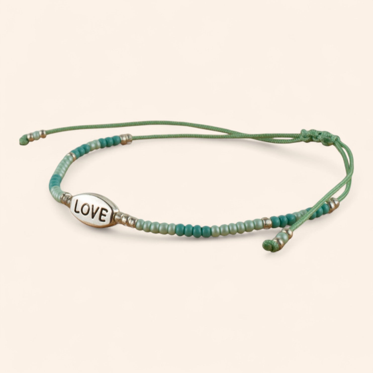 Bracelet perles rocailles vertes et insigne Love en métal argenté  Bracelet Jethyka