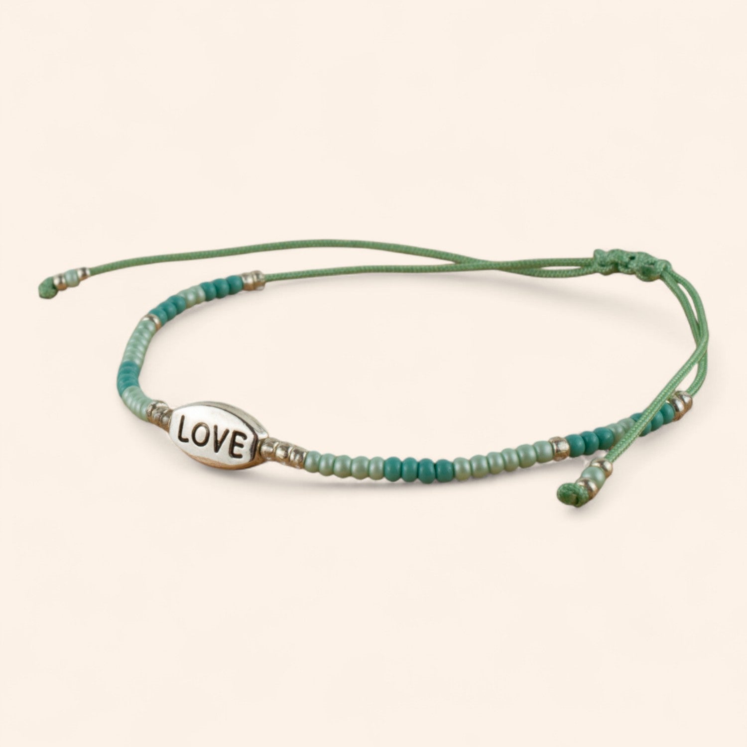 Bracelet perles rocailles vertes et insigne Love en métal argenté  Bracelet Jethyka