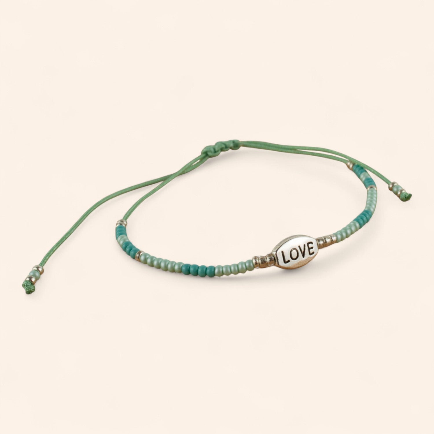 Bracelet perles rocailles vertes et insigne Love en métal argenté  Bracelet Jethyka