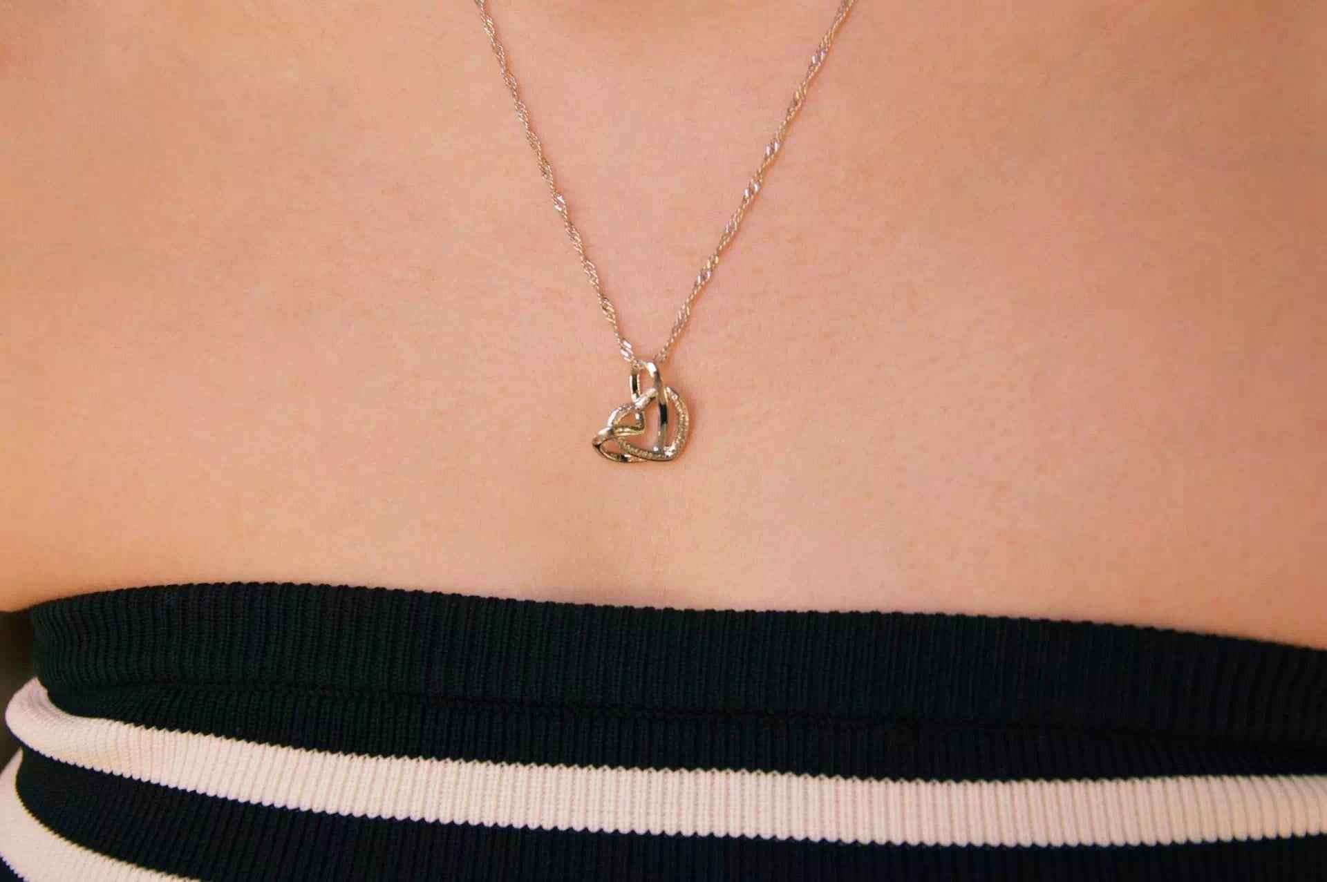 Pendentif Cœurs entrelacés chaîne argentée