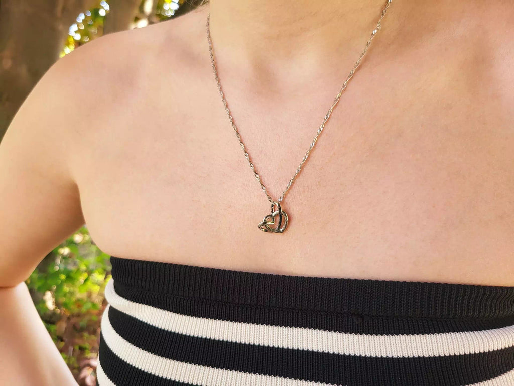 Collier femme en métal argenté avec pendentif 2 cœurs entrelacés  Collier Jethyka