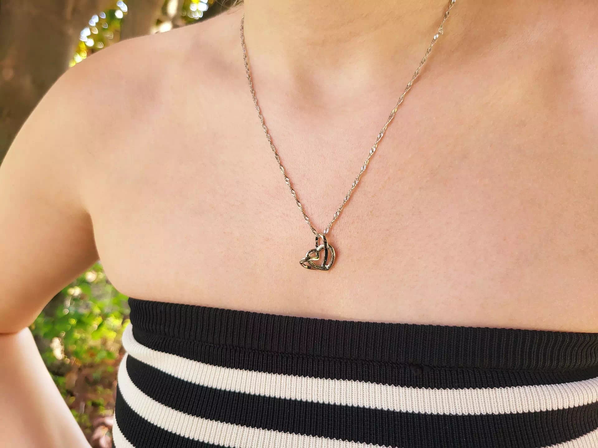 Collier femme en métal argenté avec pendentif 2 cœurs entrelacés  Collier Jethyka