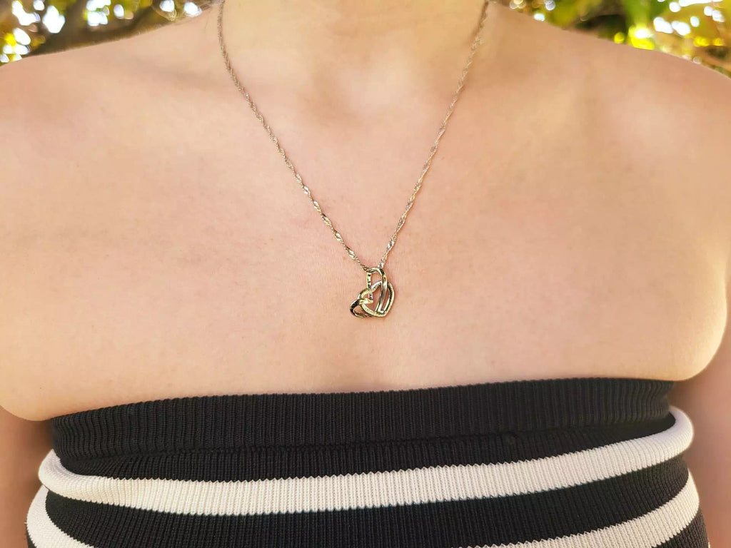Collier femme en métal argenté avec pendentif 2 cœurs entrelacés  Collier Jethyka