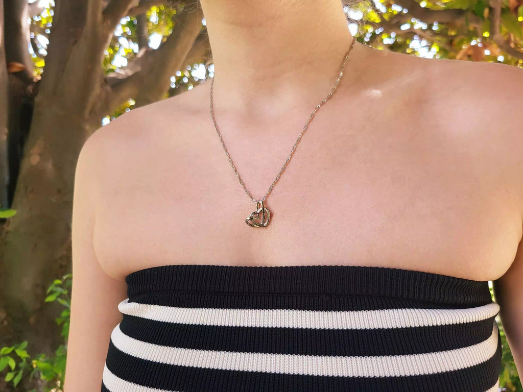 Collier femme en métal argenté avec pendentif 2 cœurs entrelacés  Collier Jethyka