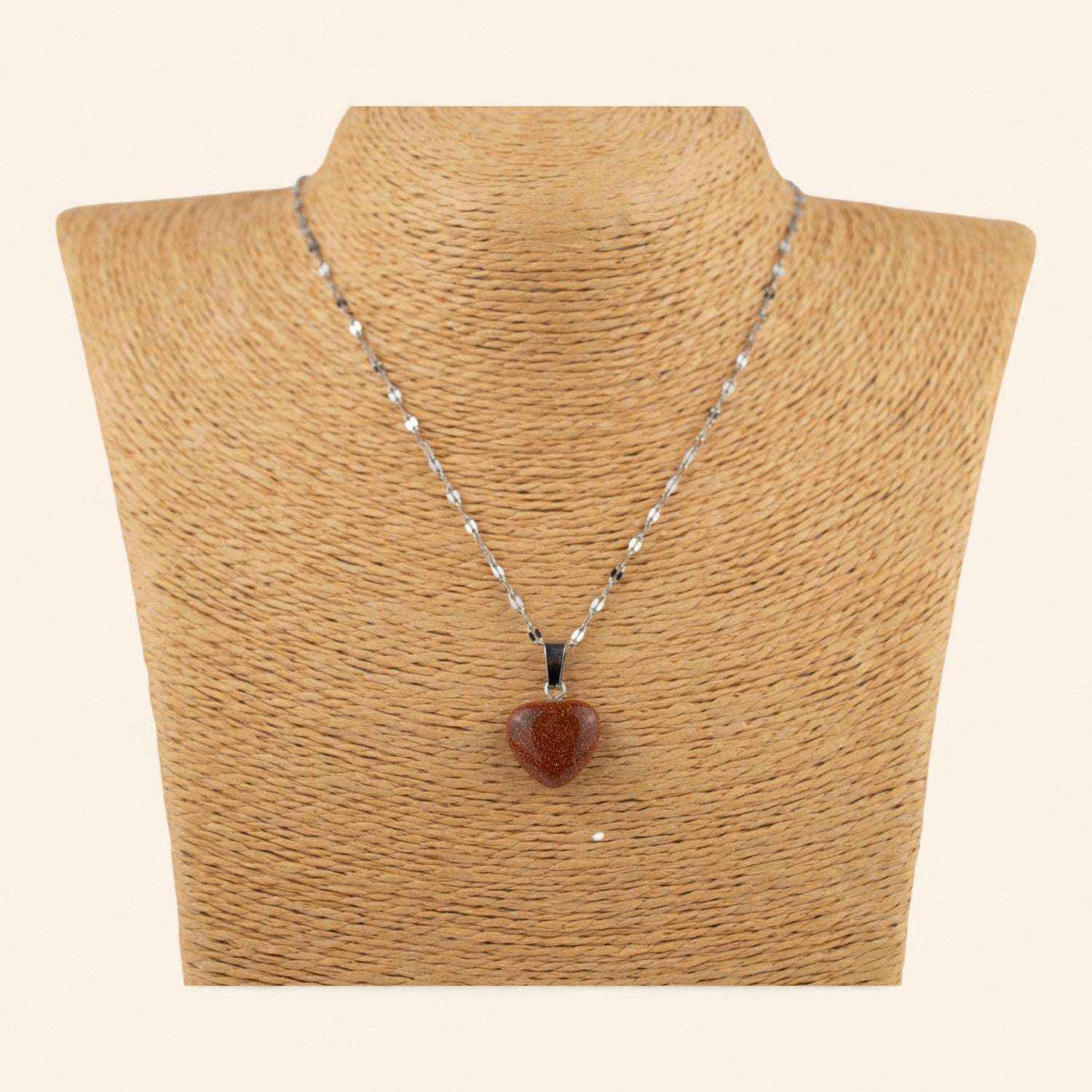 Pendentif cœur en pierre de sable et chaîne argentée