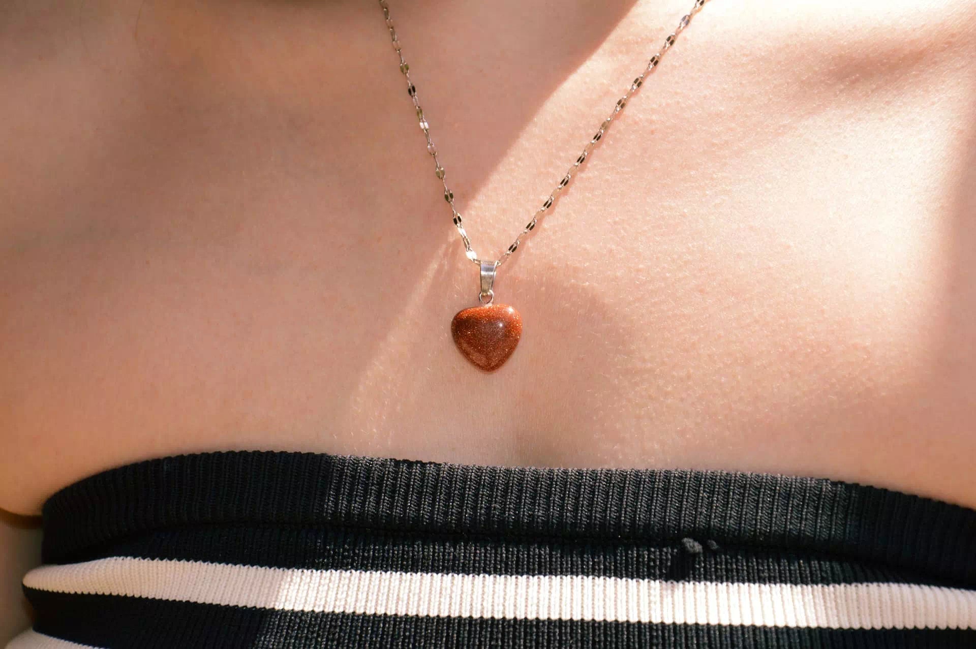 Pendentif cœur en pierre de sable et chaîne argentée  Pendentif Jethyka