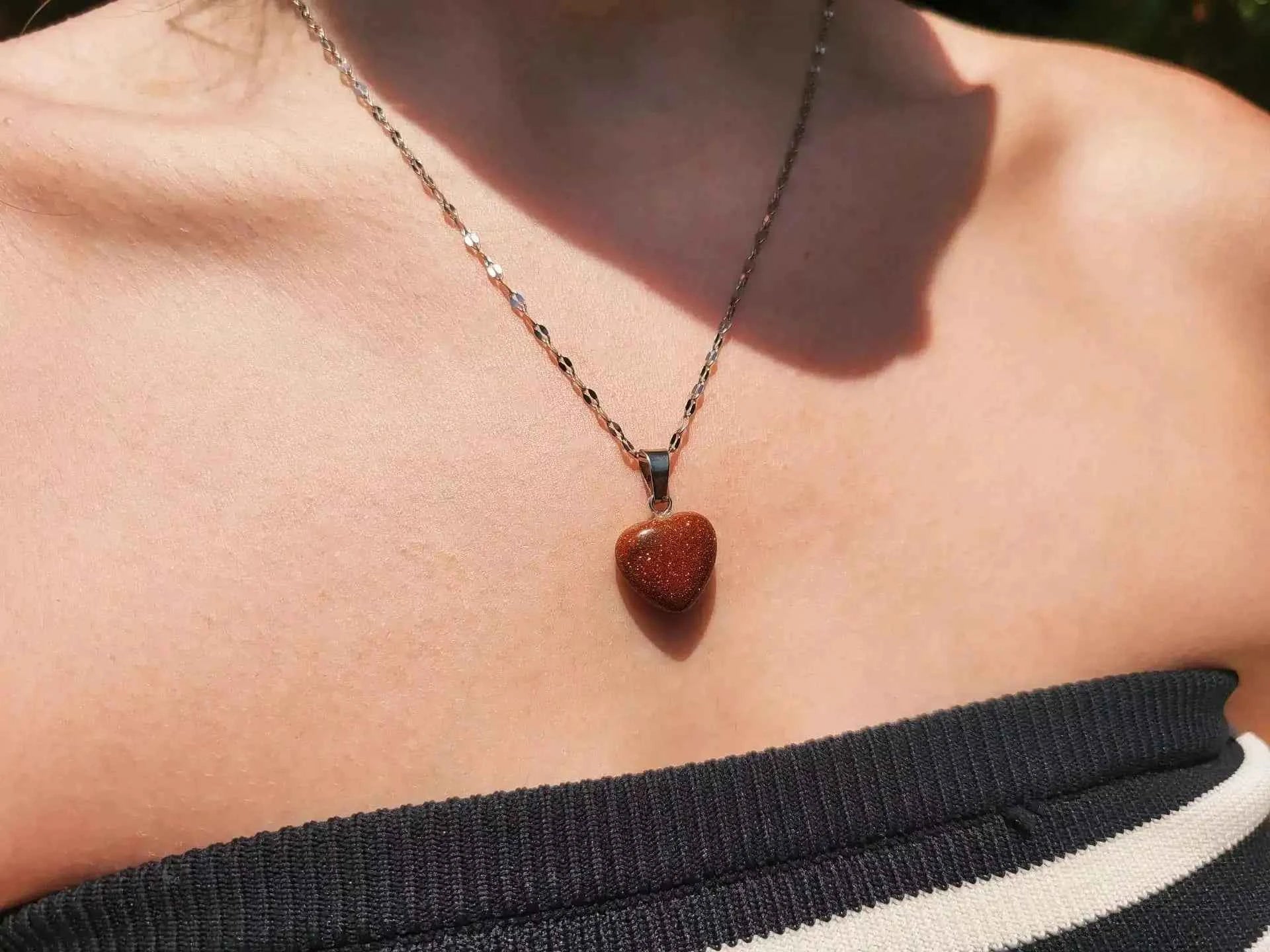 Pendentif cœur en pierre de sable et chaîne argentée