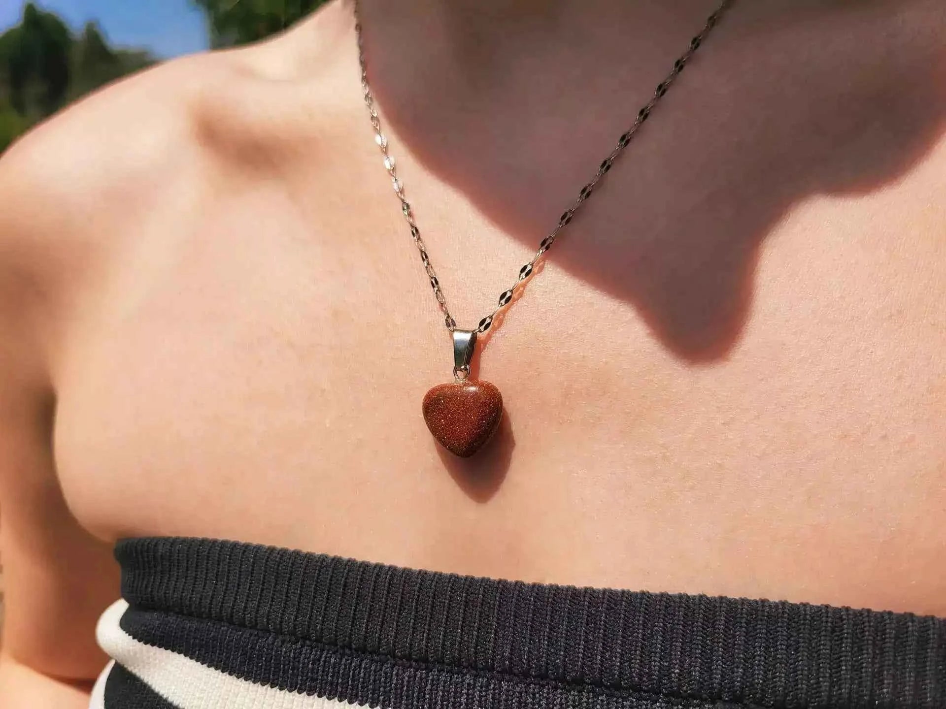Pendentif cœur en pierre de sable et chaîne argentée