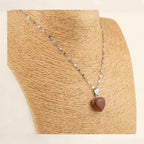 Pendentif cœur en pierre de sable et chaîne argentée