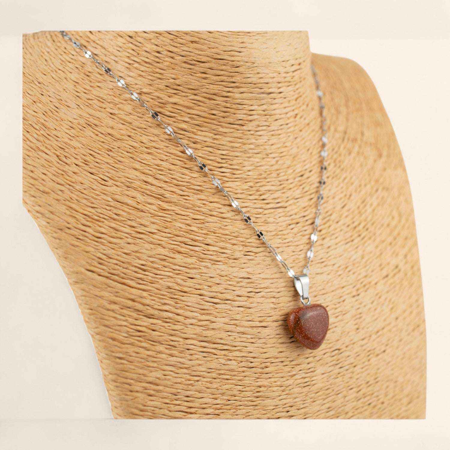 Pendentif cœur en pierre de sable et chaîne argentée