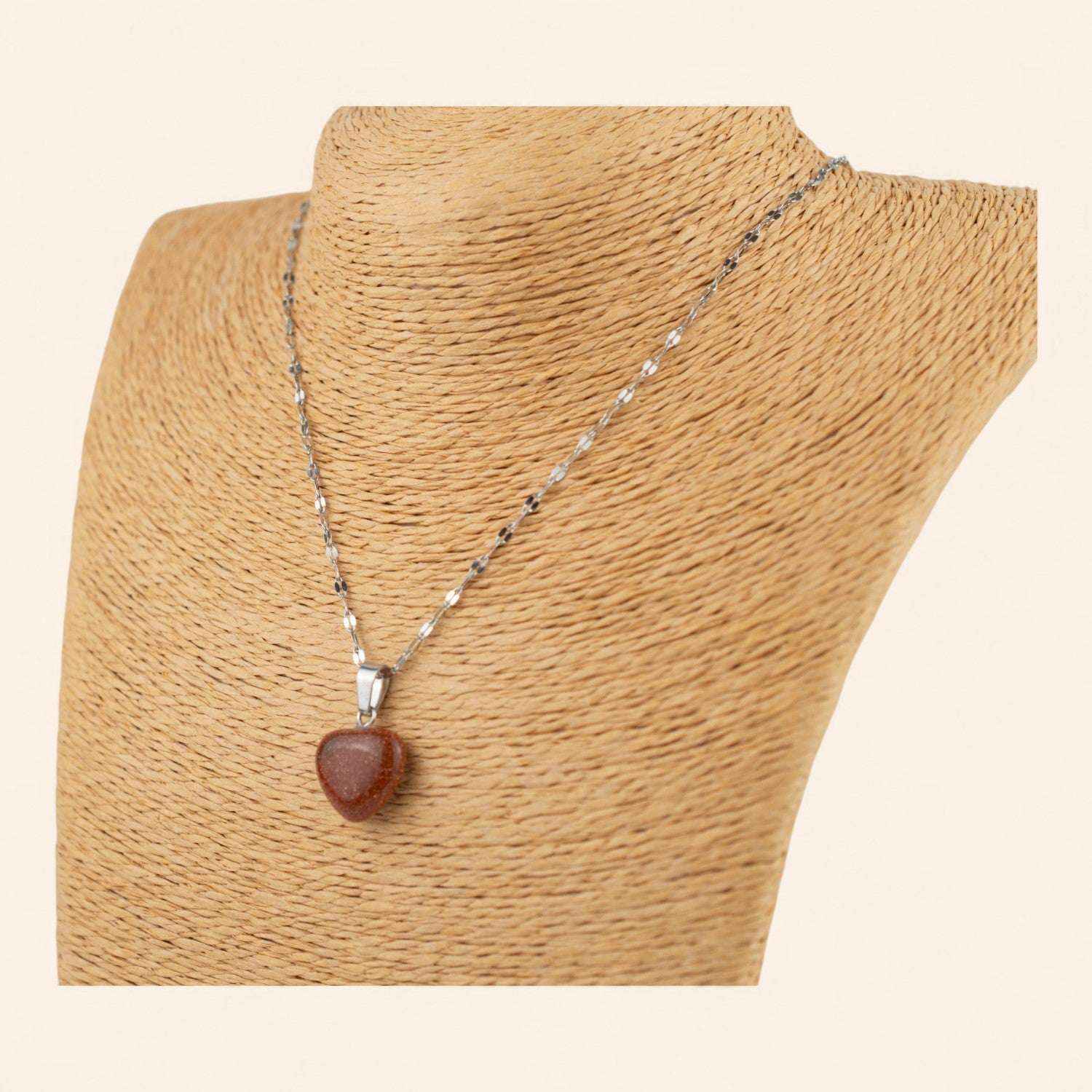 Pendentif cœur en pierre de sable et chaîne argentée