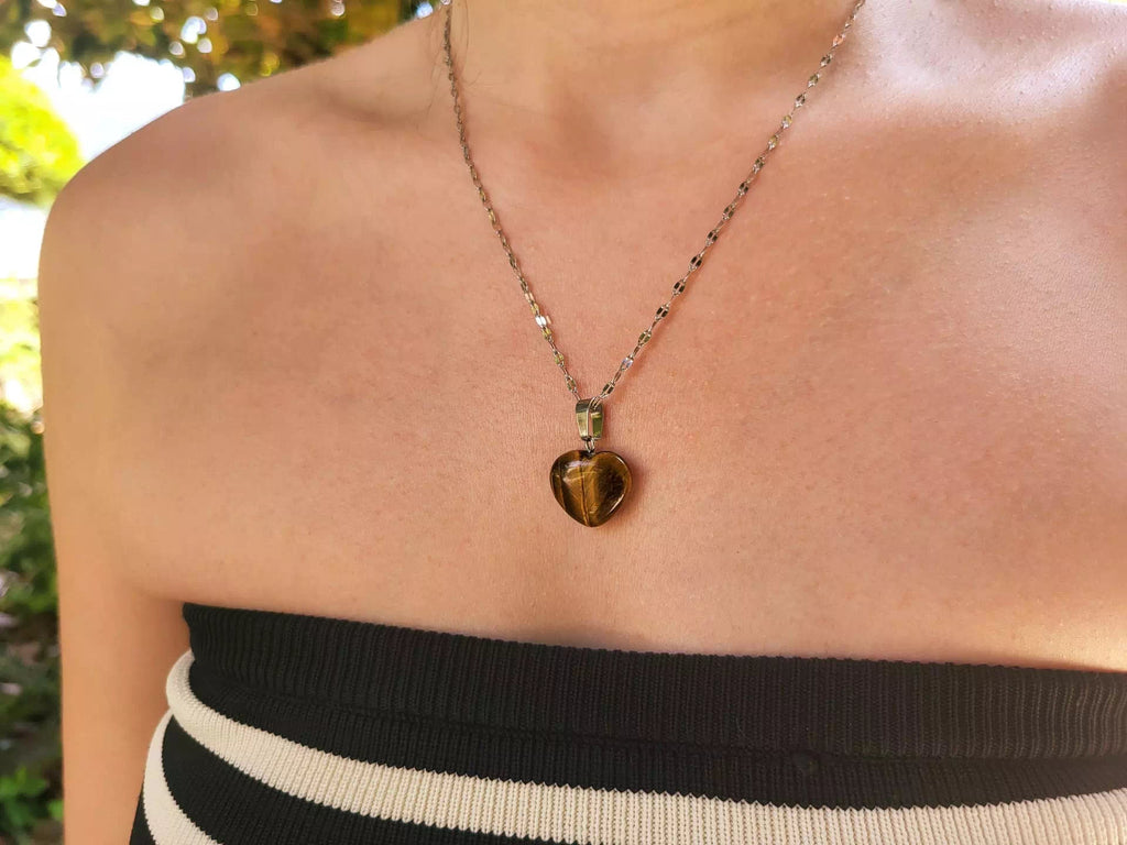 Pendentif cœur en pierres naturelles œil de tigre et chaîne argentée  Pendentif Jethyka