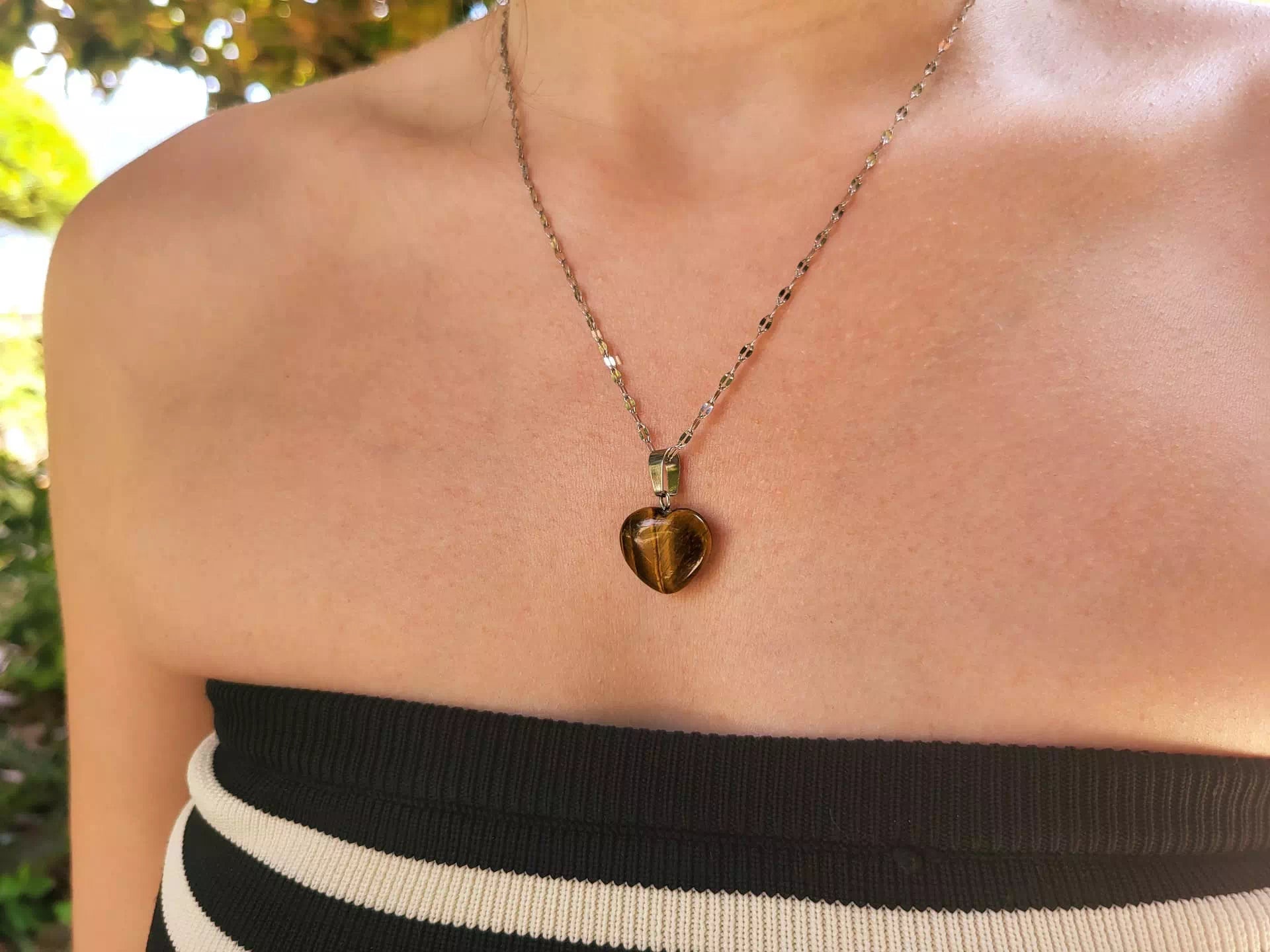 Pendentif cœur en pierres naturelles œil de tigre et chaîne argentée  Pendentif Jethyka