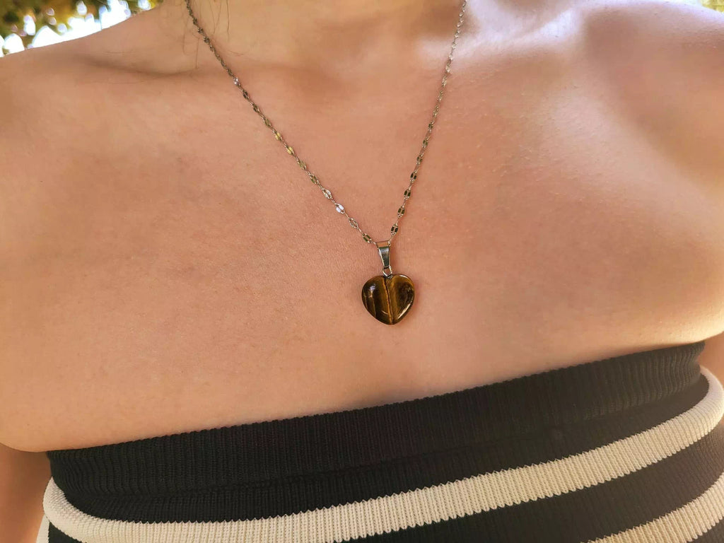 Pendentif cœur en pierres naturelles œil de tigre et chaîne argentée  Pendentif Jethyka