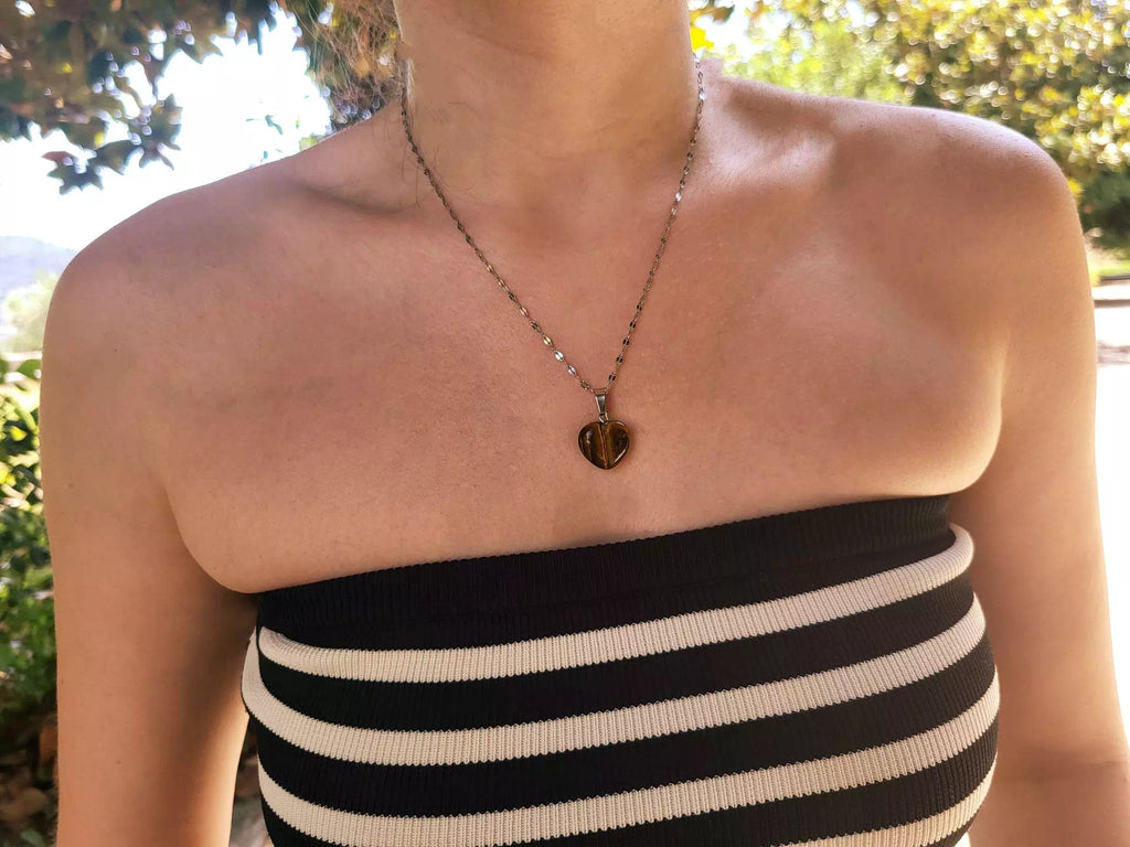 Pendentif cœur en pierres naturelles œil de tigre et chaîne argentée  Pendentif Jethyka