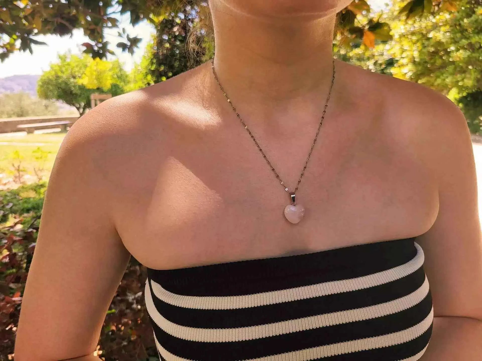 Pendentif cœur en pierres naturelles Quartz Rose et chaîne argentée