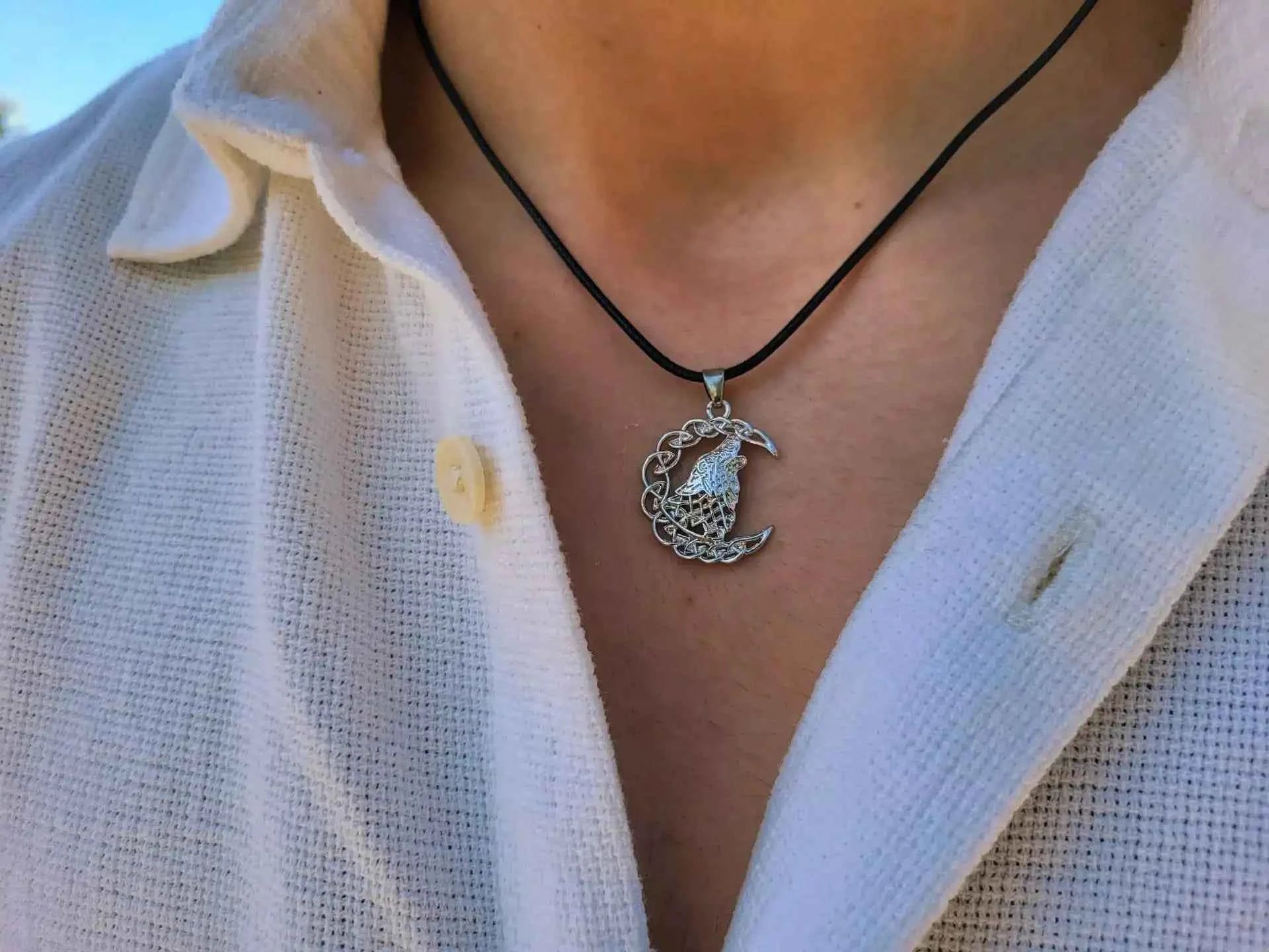Pendentif Loup argenté Cordon noir