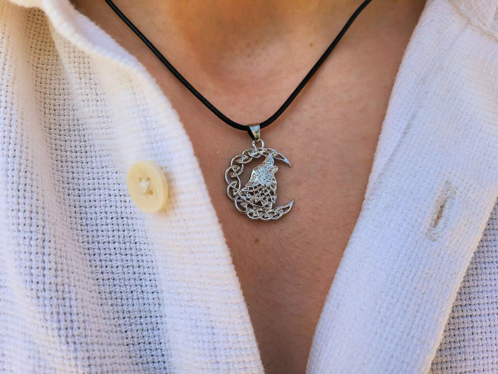 Collier pendentif Loup Hurlant à la Lune  Collier Jethyka