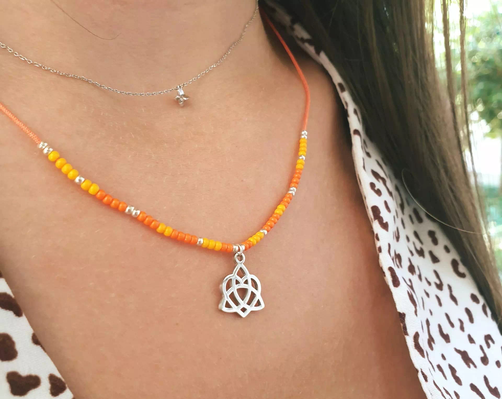 Collier en Perles Rocailles Oranges et Pendentif Triquetra Cœur  Collier Jethyka