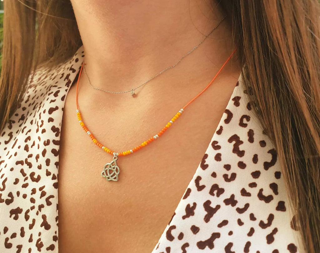 Collier en Perles Rocailles Oranges et Pendentif Triquetra Cœur  Collier Jethyka