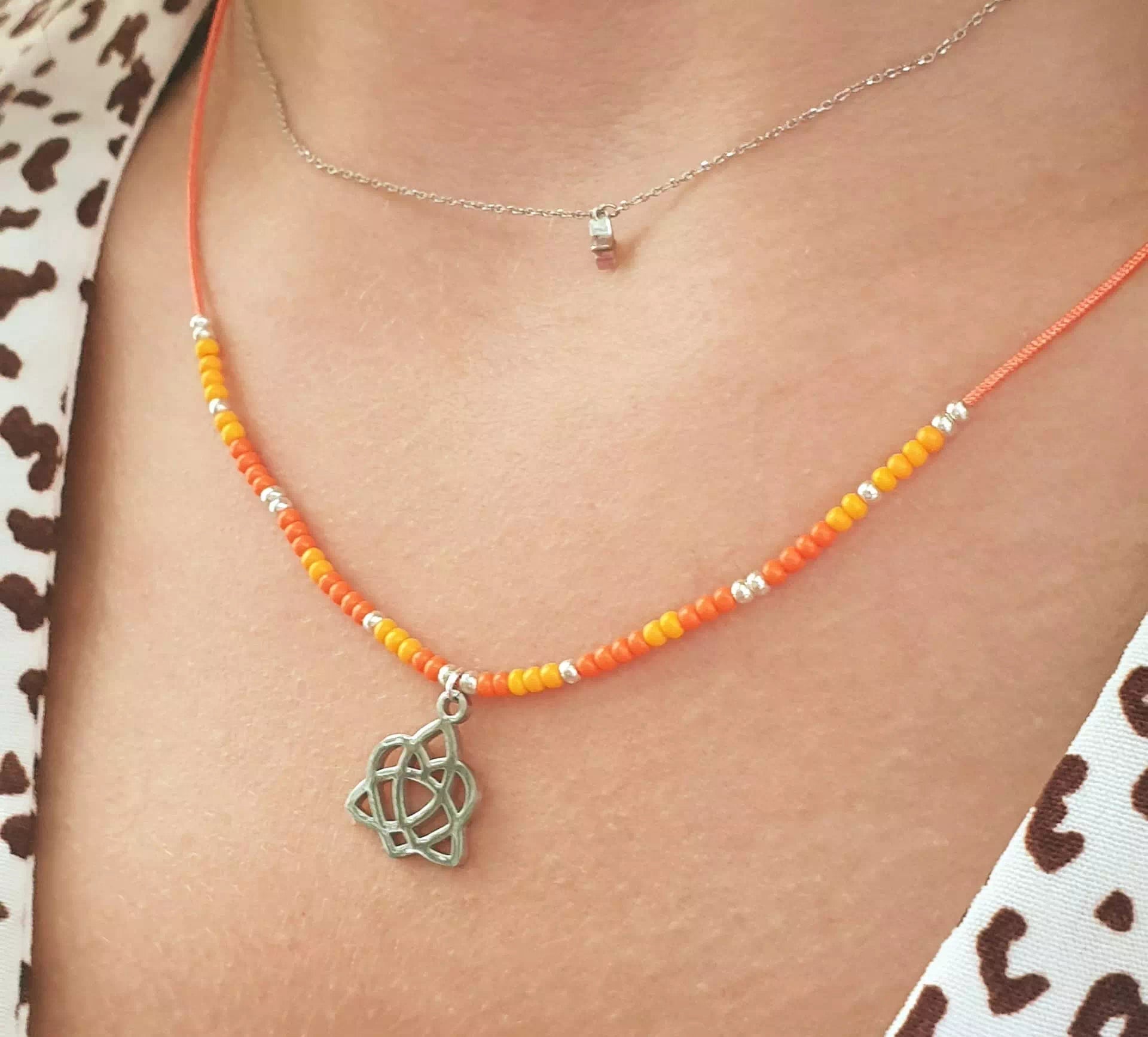 Collier en Perles Rocailles Oranges et Pendentif Triquetra Cœur  Collier Jethyka