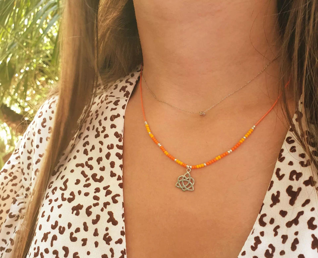 Collier en Perles Rocailles Oranges et Pendentif Triquetra Cœur  Collier Jethyka