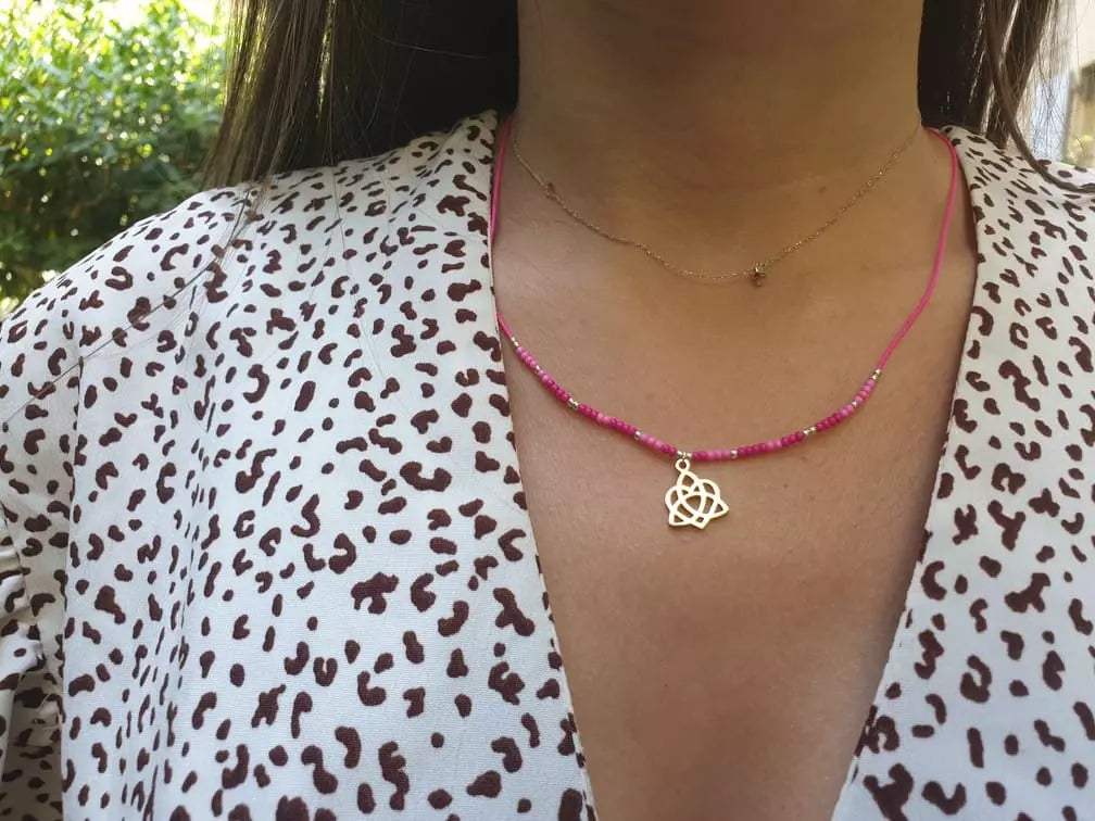 Collier en Perles Rocailles Roses et Pendentif Triquetra Cœur – Élégance et Symbolisme  Collier Jethyka