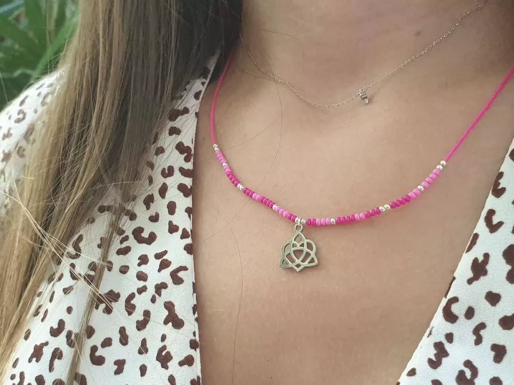 Collier en Perles Rocailles Roses et Pendentif Triquetra Cœur – Élégance et Symbolisme  Collier Jethyka