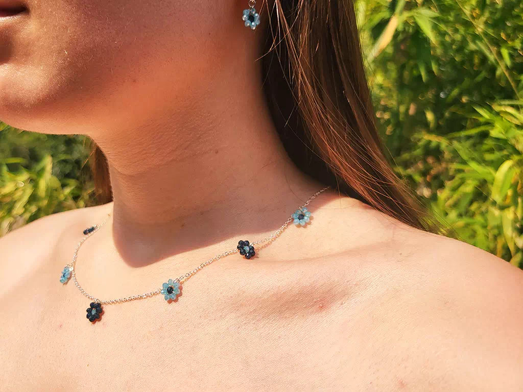 Boucles d'oreilles fleurs en perles cristal bleues  Boucles d'Oreilles Jethyka