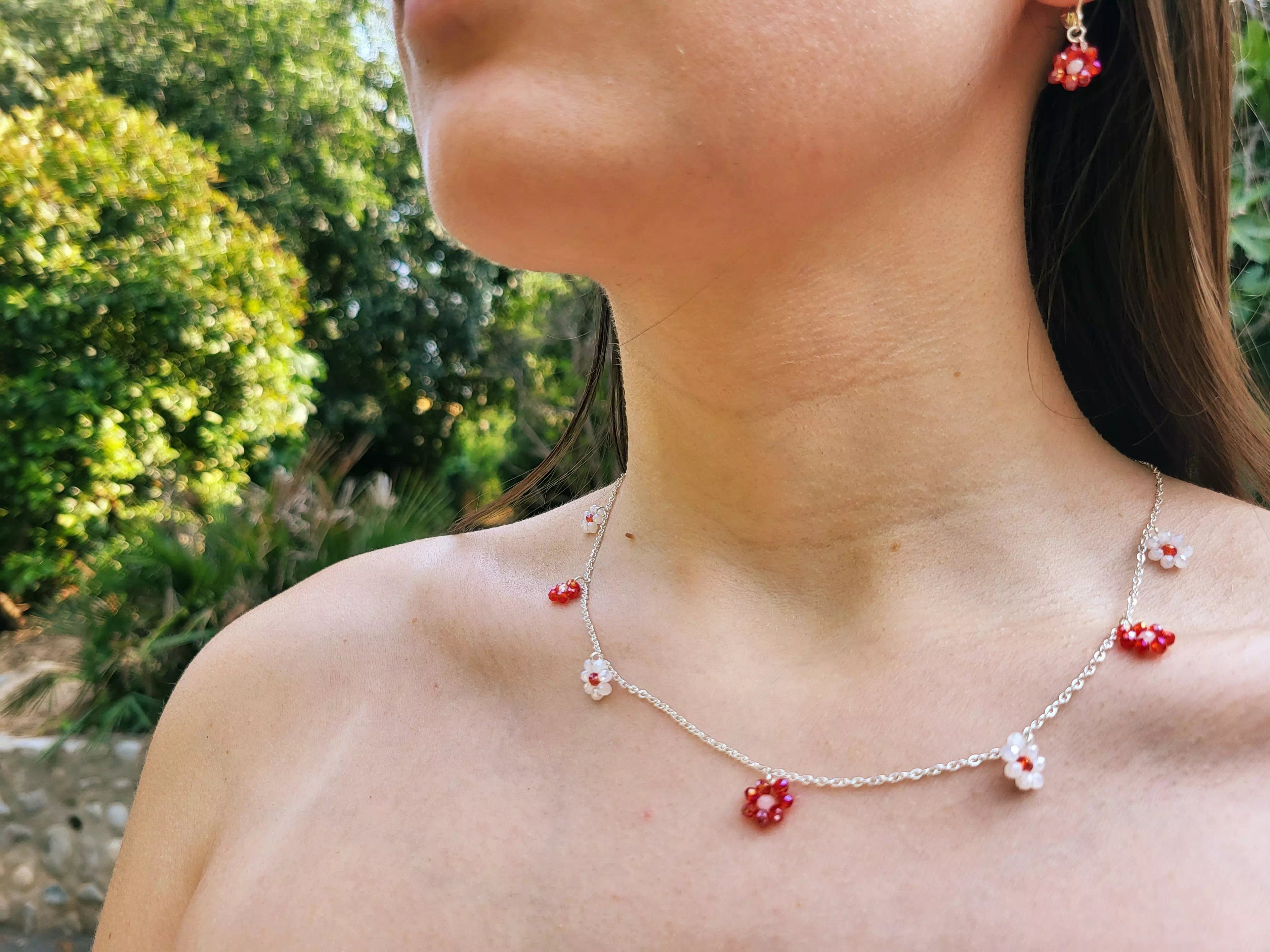 Collier chaîne argentée et fleurs en perles cristal blanches et rouges  Collier Jethyka