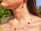 Collier chaîne argentée et fleurs en perles cristal blanches et rouges  Collier Jethyka