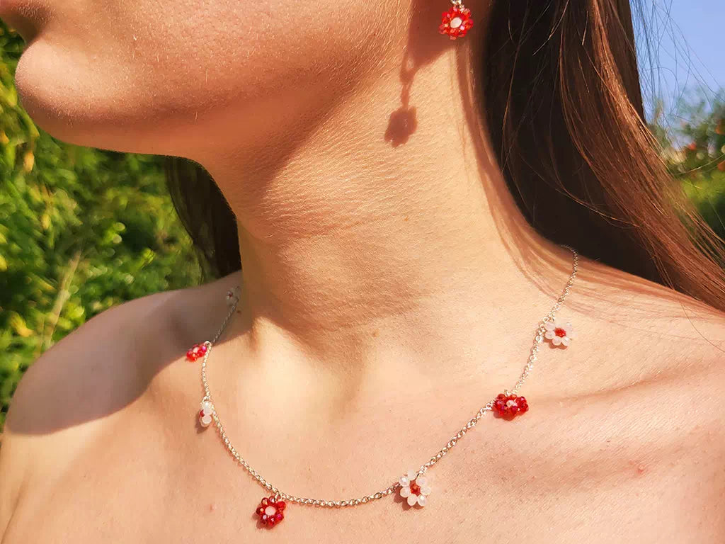 Collier chaîne argentée et fleurs en perles cristal blanches et rouges  Collier Jethyka