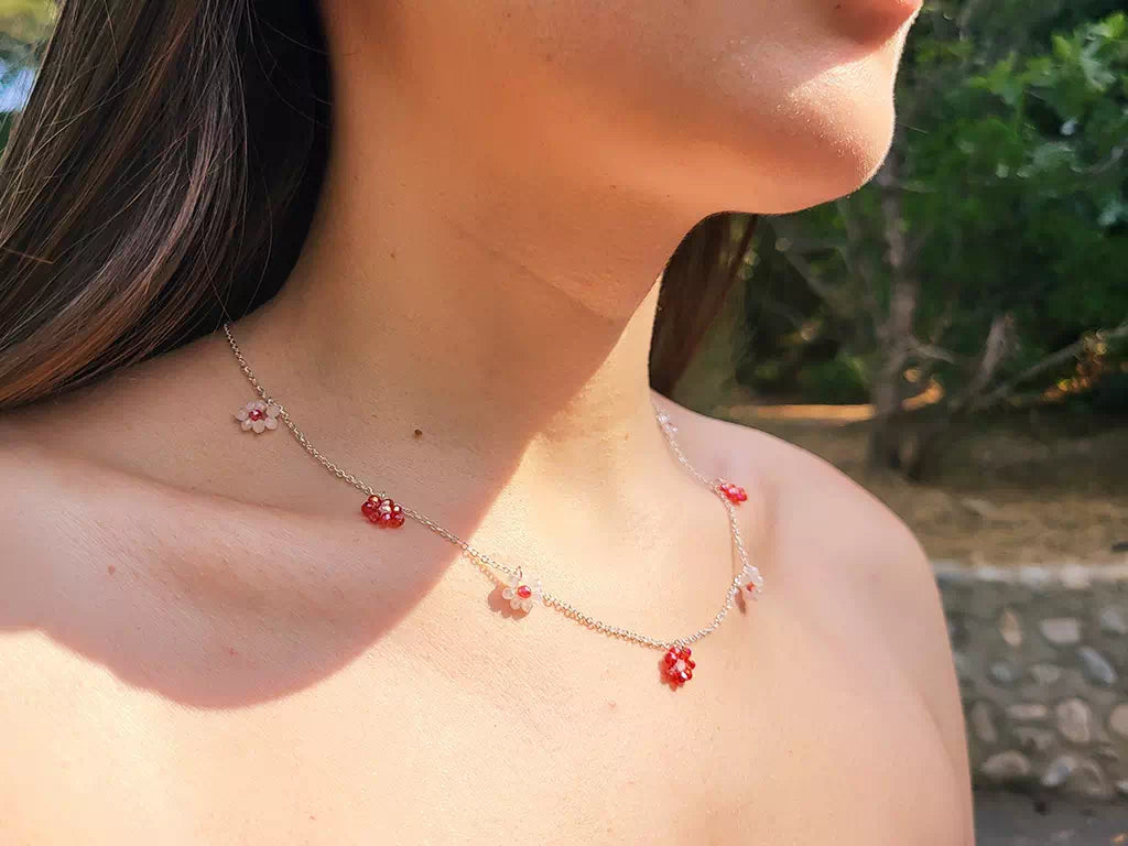 Collier chaîne argentée et fleurs en perles cristal blanches et rouges  Collier Jethyka