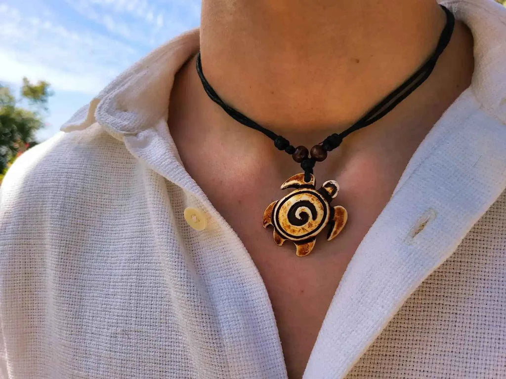 Collier Tortue marron motif Spirale